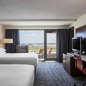 Runway View Guest room 2 Queen Balcony